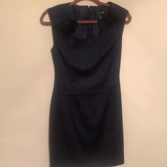 Chic and simple dress - Picture 4 of 4